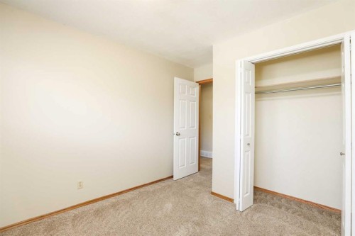 9 Queens Road West, Lethbridge, AB - Indoor Photo Showing Other Room