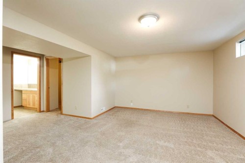 9 Queens Road West, Lethbridge, AB - Indoor Photo Showing Other Room