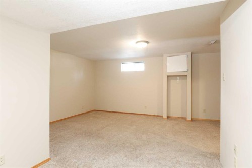 9 Queens Road West, Lethbridge, AB - Indoor Photo Showing Other Room