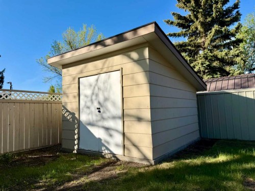 9 Queens Road West, Lethbridge, AB - Outdoor With Exterior