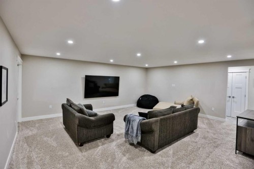 19 S 300 W, Raymond, AB - Indoor Photo Showing Other Room