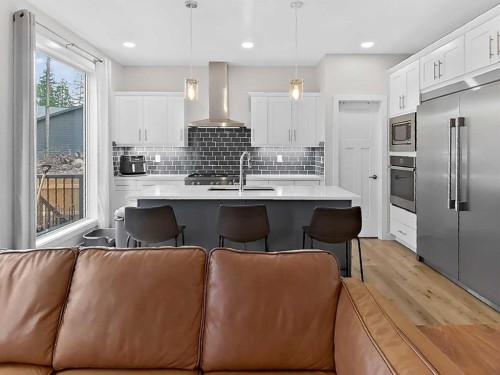209 Southmore Place, Blairmore, AB - Indoor Photo Showing Kitchen With Upgraded Kitchen