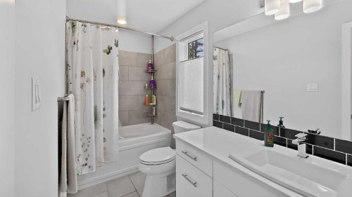 209 Southmore Place, Blairmore, AB - Indoor Photo Showing Bathroom
