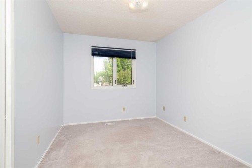 16 Simon Fraser Boulevard West, Lethbridge, AB 