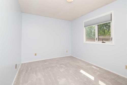 16 Simon Fraser Boulevard West, Lethbridge, AB 
