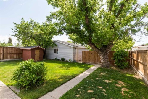 16 Simon Fraser Boulevard West, Lethbridge, AB 