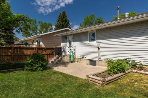 16 Simon Fraser Boulevard West, Lethbridge, AB 