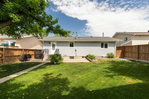 16 Simon Fraser Boulevard West, Lethbridge, AB 