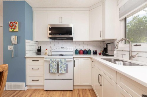 16 Simon Fraser Boulevard West, Lethbridge, AB 