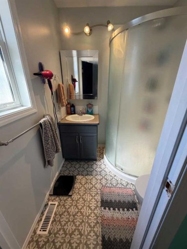 5214 45 Avenue, Taber, AB - Indoor Photo Showing Bathroom
