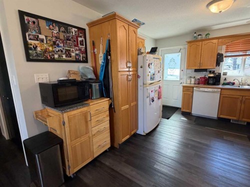 5214 45 Avenue, Taber, AB - Indoor Photo Showing Kitchen