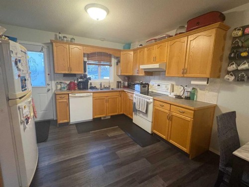 5214 45 Avenue, Taber, AB - Indoor Photo Showing Kitchen With Double Sink