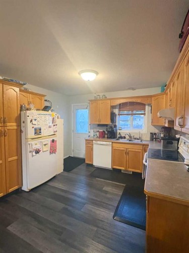 5214 45 Avenue, Taber, AB - Indoor Photo Showing Kitchen With Double Sink