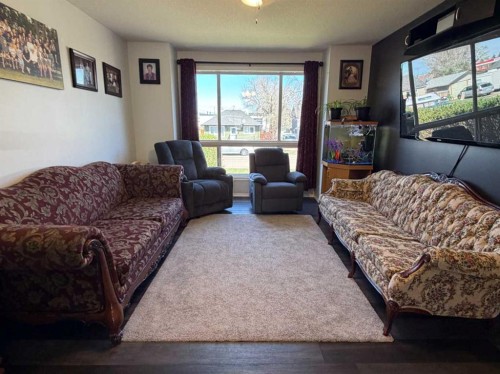 5214 45 Avenue, Taber, AB - Indoor Photo Showing Living Room