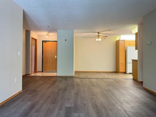 208-75 1 Avenue South, Lethbridge, AB - Indoor Photo Showing Other Room