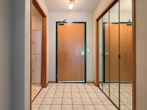 208-75 1 Avenue South, Lethbridge, AB - Indoor Photo Showing Other Room