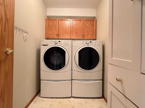 208-75 1 Avenue South, Lethbridge, AB - Indoor Photo Showing Laundry Room