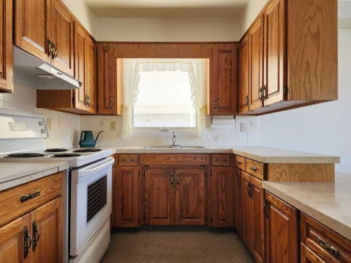 1405 13 Avenue North, Lethbridge, AB - Indoor Photo Showing Kitchen