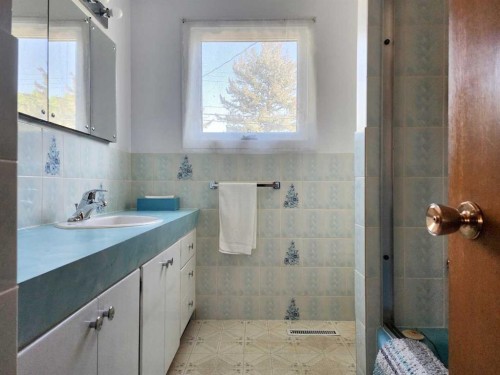 1405 13 Avenue North, Lethbridge, AB - Indoor Photo Showing Bathroom