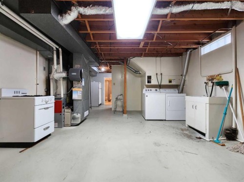 1405 13 Avenue North, Lethbridge, AB - Indoor Photo Showing Laundry Room