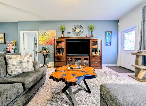 83 Harvest Square, Claresholm, AB - Indoor Photo Showing Living Room