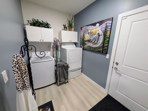 83 Harvest Square, Claresholm, AB - Indoor Photo Showing Laundry Room