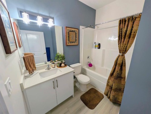83 Harvest Square, Claresholm, AB - Indoor Photo Showing Bathroom