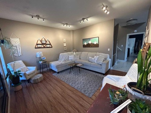 802 Keystone Meadows West, Lethbridge, AB - Indoor Photo Showing Living Room