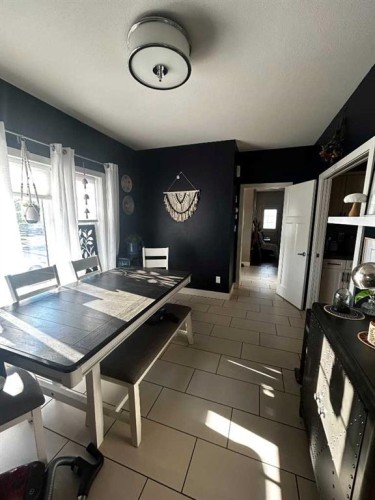 802 Keystone Meadows West, Lethbridge, AB - Indoor Photo Showing Dining Room