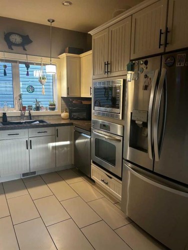 802 Keystone Meadows West, Lethbridge, AB - Indoor Photo Showing Kitchen