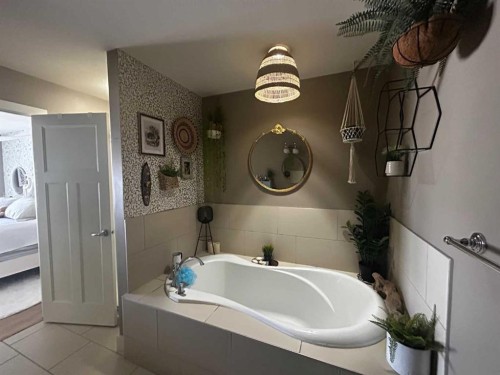 802 Keystone Meadows West, Lethbridge, AB - Indoor Photo Showing Bathroom