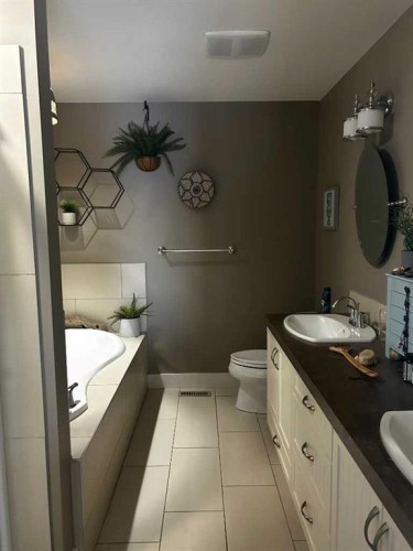 802 Keystone Meadows West, Lethbridge, AB - Indoor Photo Showing Bathroom