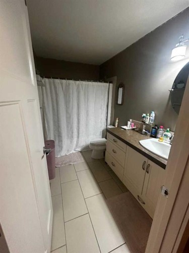 802 Keystone Meadows West, Lethbridge, AB - Indoor Photo Showing Bathroom