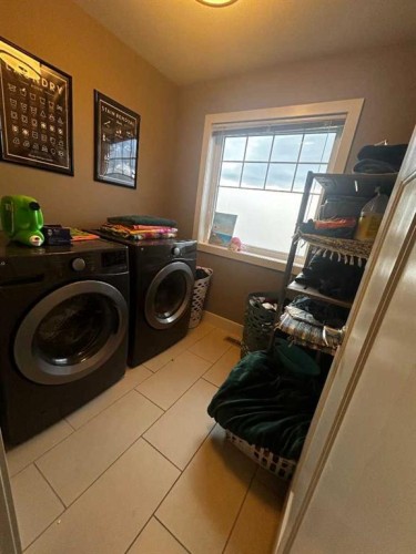 802 Keystone Meadows West, Lethbridge, AB - Indoor Photo Showing Laundry Room