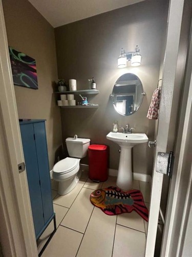 802 Keystone Meadows West, Lethbridge, AB - Indoor Photo Showing Bathroom