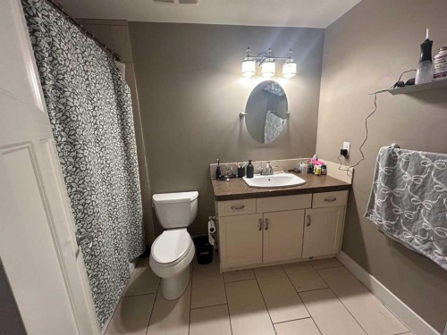 802 Keystone Meadows West, Lethbridge, AB - Indoor Photo Showing Bathroom