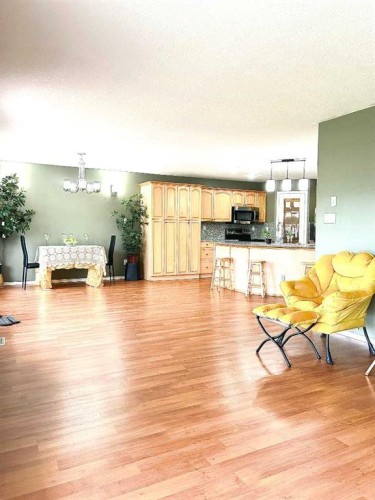 B-410 Canyon Boulevard West, Lethbridge, AB - Indoor Photo Showing Living Room