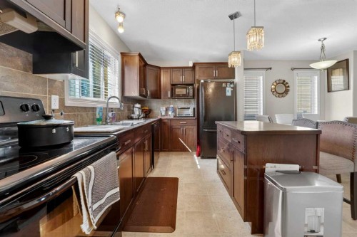 786 Silkstone Close West, Lethbridge, AB - Indoor Photo Showing Kitchen