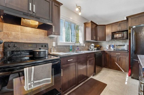 786 Silkstone Close West, Lethbridge, AB - Indoor Photo Showing Kitchen