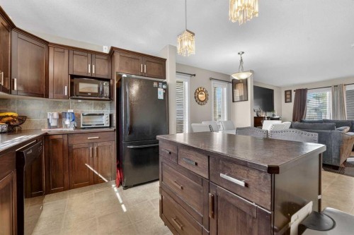 786 Silkstone Close West, Lethbridge, AB - Indoor Photo Showing Kitchen