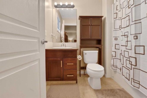 786 Silkstone Close West, Lethbridge, AB - Indoor Photo Showing Bathroom