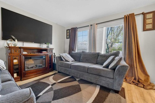786 Silkstone Close West, Lethbridge, AB - Indoor Photo Showing Living Room With Fireplace