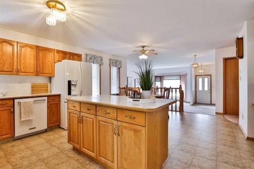 11 Cougar Road North, Lethbridge, AB - Indoor Photo Showing Kitchen