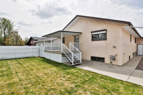 11 Cougar Road North, Lethbridge, AB - Outdoor
