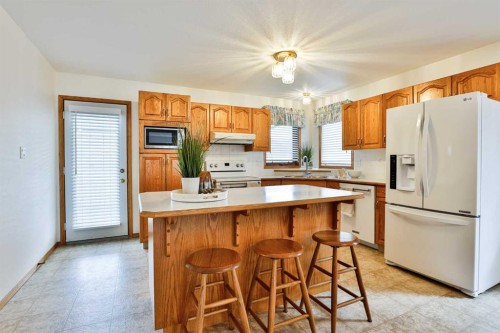 11 Cougar Road North, Lethbridge, AB - Indoor Photo Showing Kitchen