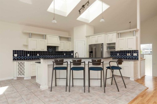 73 Fairmont Park Landing South, Lethbridge, AB - Indoor Photo Showing Kitchen