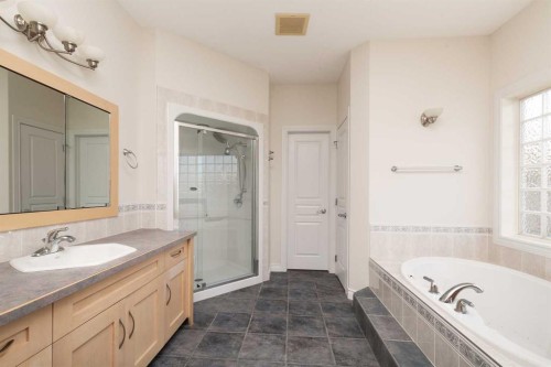 73 Fairmont Park Landing South, Lethbridge, AB - Indoor Photo Showing Bathroom