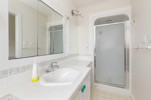 73 Fairmont Park Landing South, Lethbridge, AB - Indoor Photo Showing Bathroom