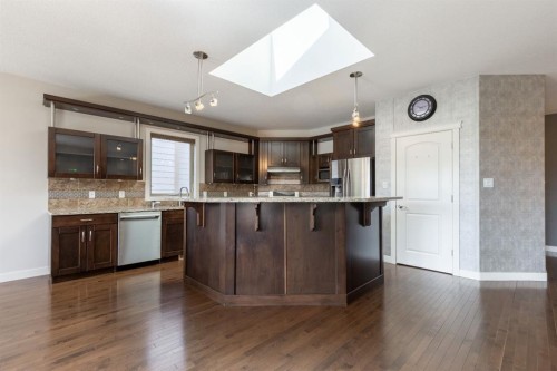 525 Edinburgh Road West, Lethbridge, AB - Indoor Photo Showing Kitchen With Upgraded Kitchen