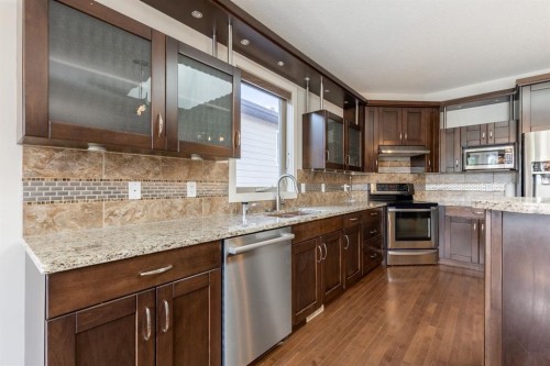 525 Edinburgh Road West, Lethbridge, AB - Indoor Photo Showing Kitchen With Upgraded Kitchen